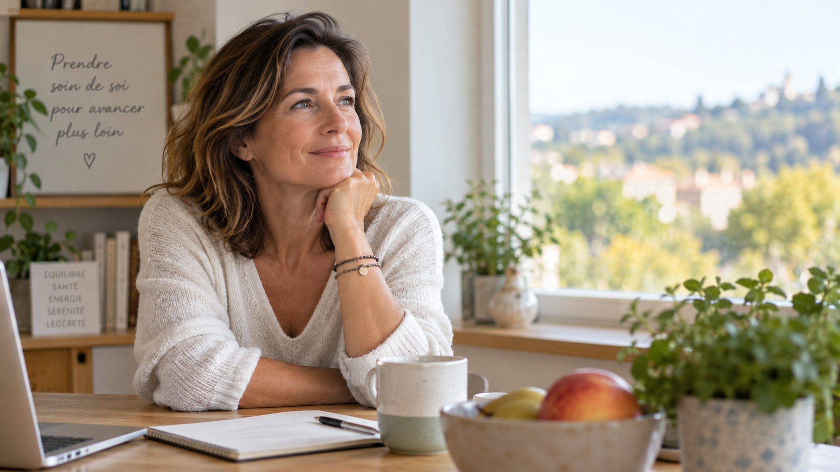 Femme réfléchissant aux causes de sa perte de poids bloquée