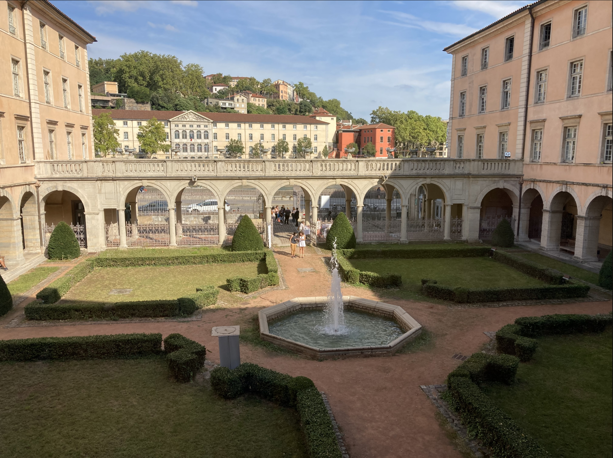 Lyon-9-cour-du-cloitre-naturopathe