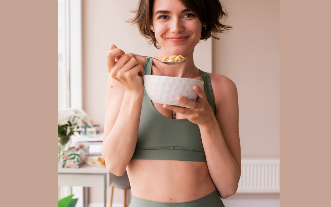 Femme souriante mangeant après une séance de sport